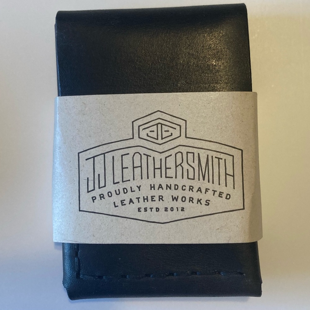 Oldis Road Minimalist Vertical Wallet w/ Airtag Pocket